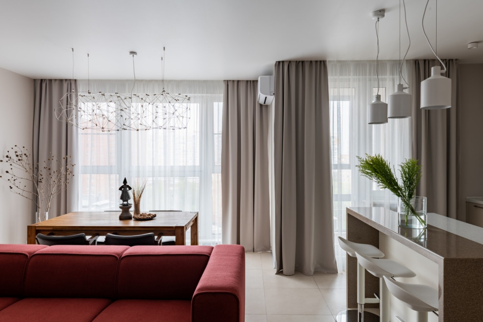 Mittelgroßes Modernes Wohnzimmer in grau-weiß mit beiger Wandfarbe, Porzellan-Bodenfliesen, beigem Boden und Wandpaneelen in Sonstige