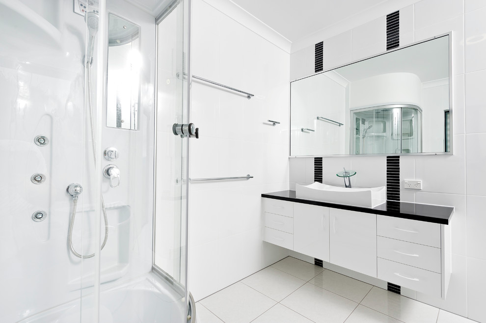Photo of a contemporary bathroom in Cairns.