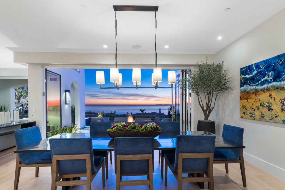 Пример оригинального дизайна: гостиная-столовая среднего размера в морском стиле с серыми стенами, светлым паркетным полом и бежевым полом