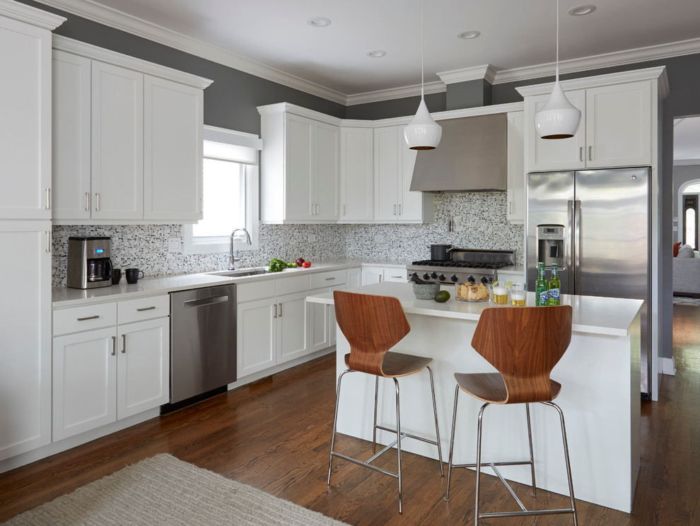 Inspiration for a mid-sized transitional dark wood floor open concept kitchen remodel in Chicago with an undermount sink, shaker cabinets, white cabinets, quartz countertops, stone tile backsplash, stainless steel appliances and an island