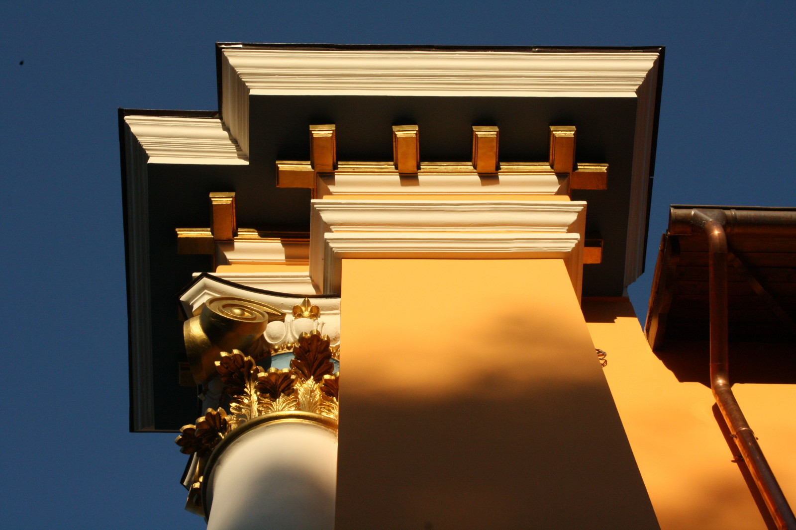 Классический особняк в городской застройке