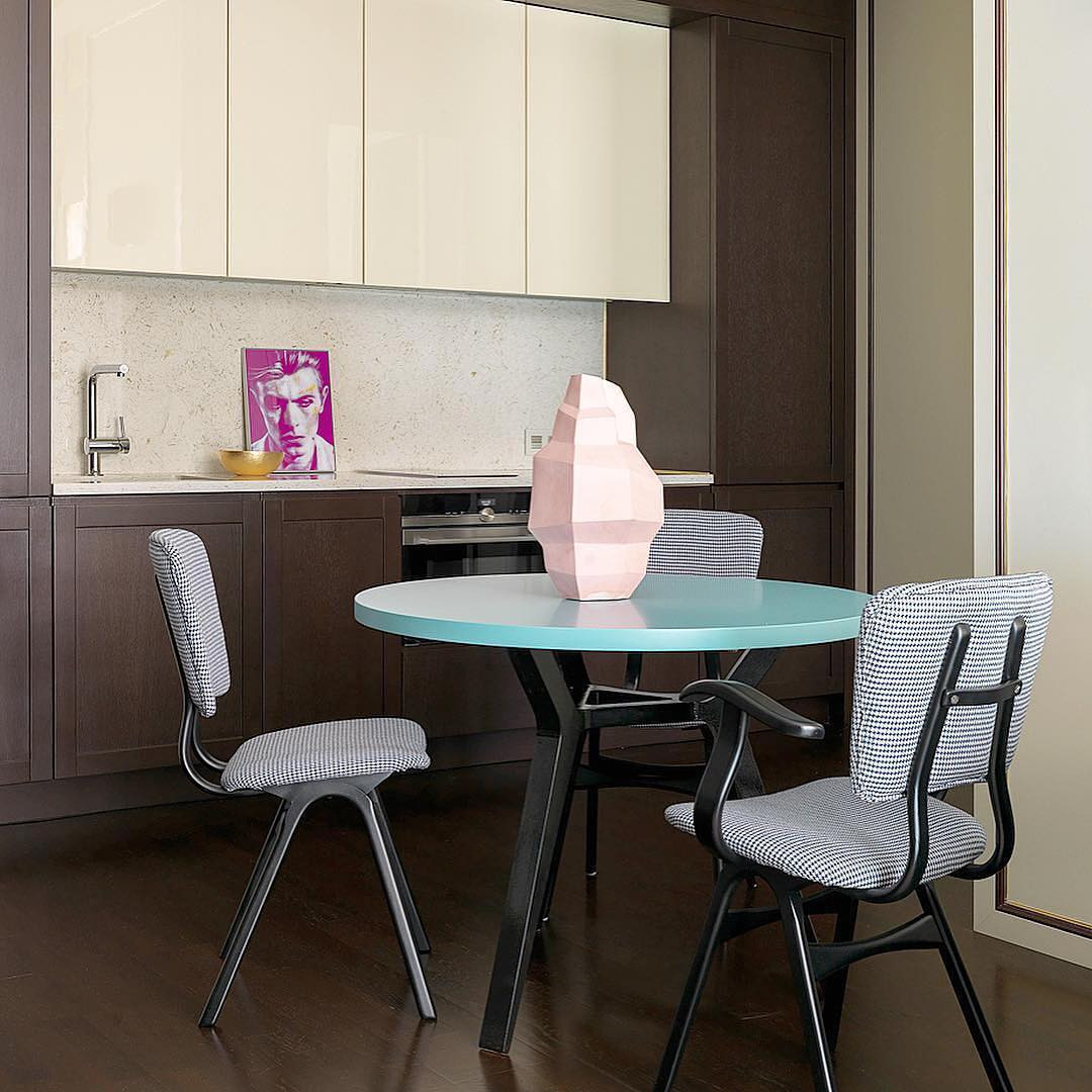 Стол Taby в проекте Елены Симкиной на страницах журнала AD Russia