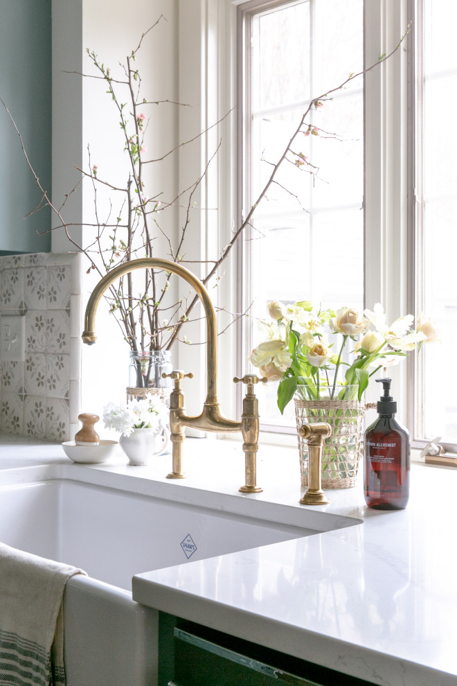 Elegant kitchen photo in Chicago
