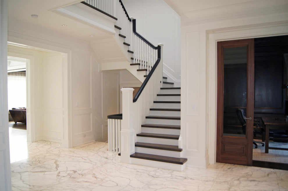 Idée de décoration pour un grand couloir tradition avec un mur blanc, un sol en marbre, un sol blanc, un plafond voûté et boiseries.