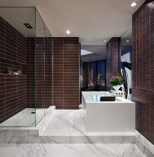 Badeværelse med brune fliser og marmorgulv - Houzz