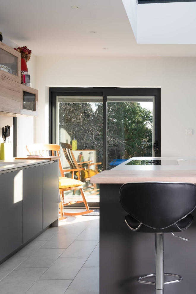 Einzeilige, Große Moderne Hausbar mit flächenbündigen Schrankfronten, grauen Schränken und Betonarbeitsplatte in Hertfordshire