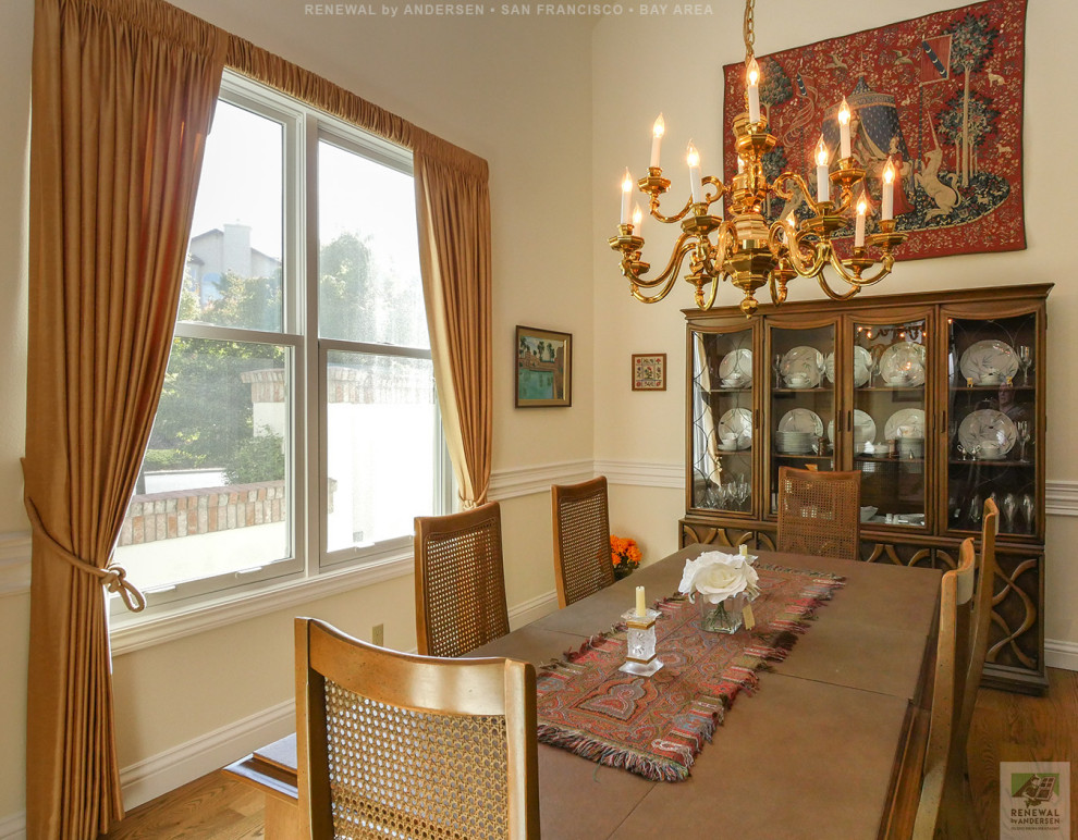 Geschlossenes, Mittelgroßes Esszimmer ohne Kamin mit gelber Wandfarbe, braunem Holzboden und gewölbter Decke in San Francisco