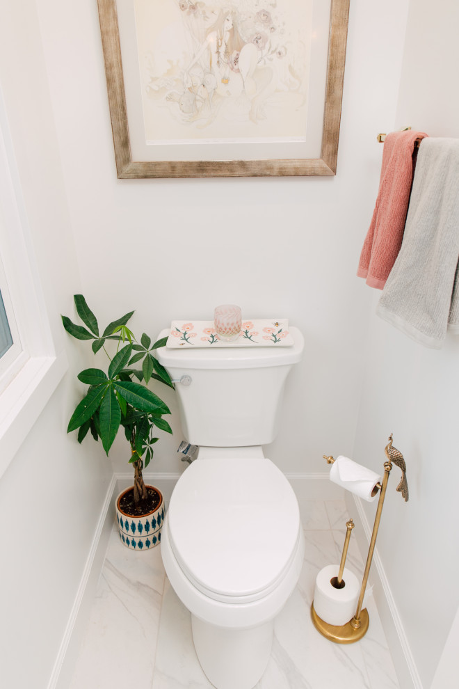 Idéer för att renovera ett mellanstort 50 tals vit vitt badrum med dusch, med släta luckor, vita skåp, en kantlös dusch, en toalettstol med separat cisternkåpa, rosa kakel, porslinskakel, vita väggar, klinkergolv i porslin, ett integrerad handfat, bänkskiva i akrylsten, vitt golv och dusch med gångjärnsdörr