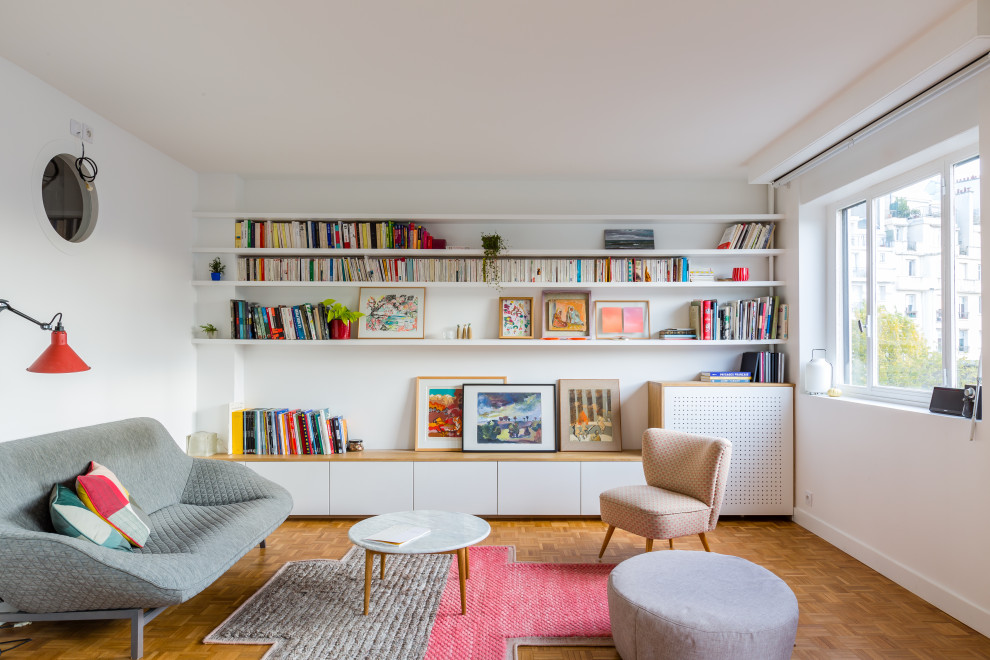 Cette image montre un salon design de taille moyenne et ouvert avec un mur blanc, aucune cheminée, aucun téléviseur et un sol marron.