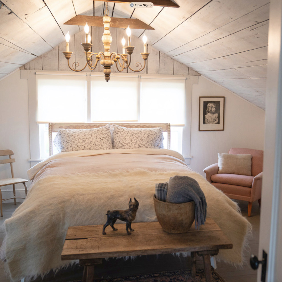 Ejemplo de dormitorio principal de estilo americano con paredes blancas, suelo de madera pintada, suelo gris y vigas vistas