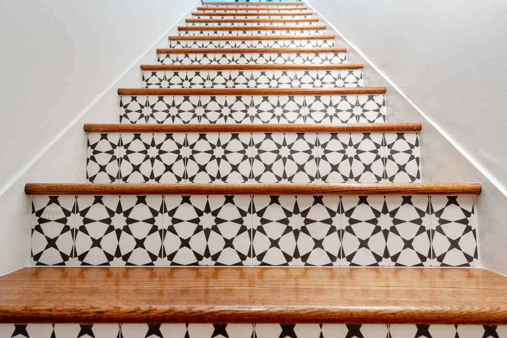 Gerade, Mittelgroße Klassische Treppe mit gefliesten Setzstufen in San Francisco