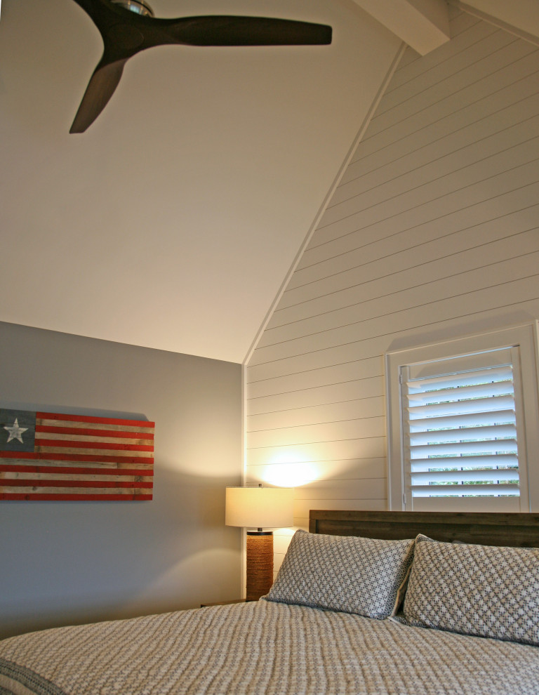 Idee per una camera degli ospiti stile marinaro di medie dimensioni con pareti beige, moquette e pavimento beige