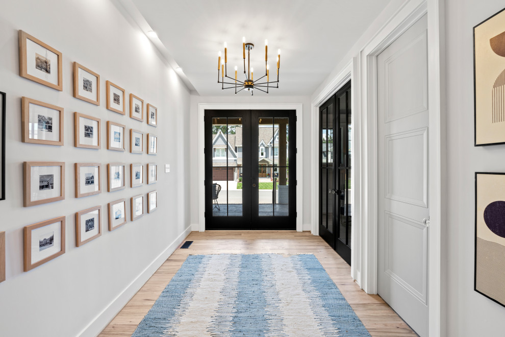 Mittelgroßes Modernes Foyer mit weißer Wandfarbe, hellem Holzboden, Doppeltür, schwarzer Haustür und Deckengestaltungen in Richmond