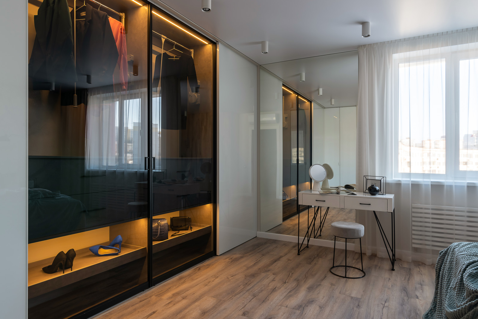 Угловой шкаф с раздвижными и распашными дверьми в ЖК Оникс