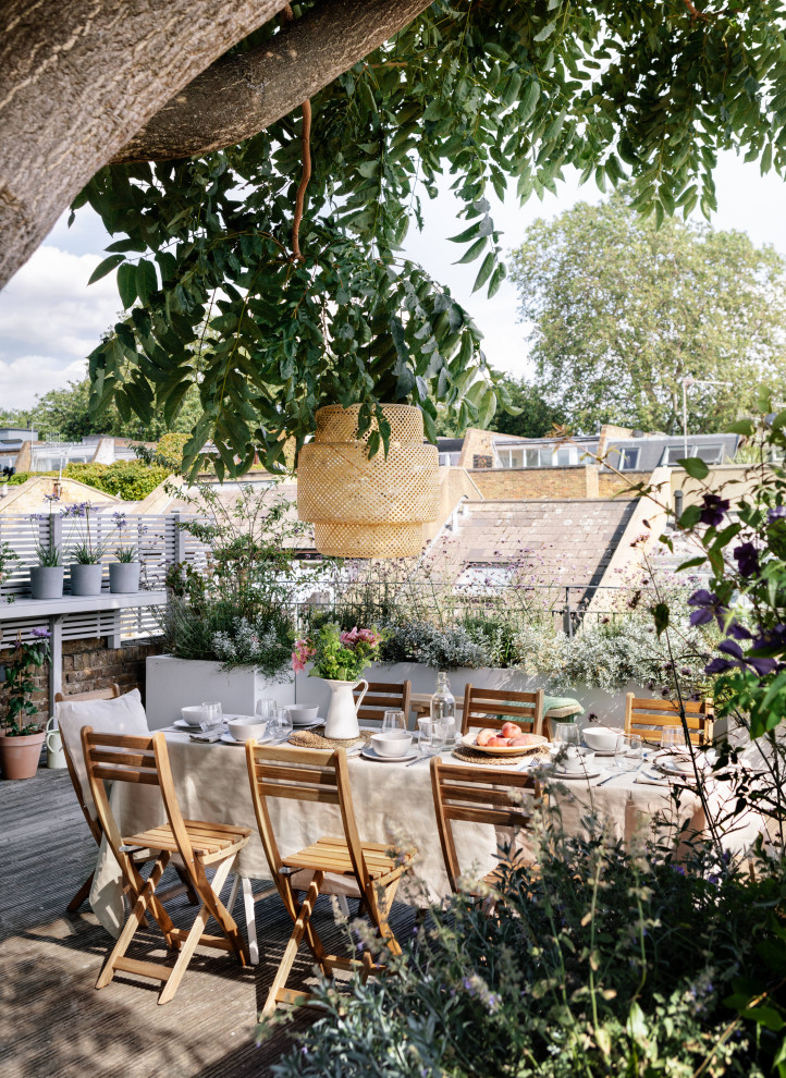 Photo of a farmhouse roof terrace in London with feature lighting.