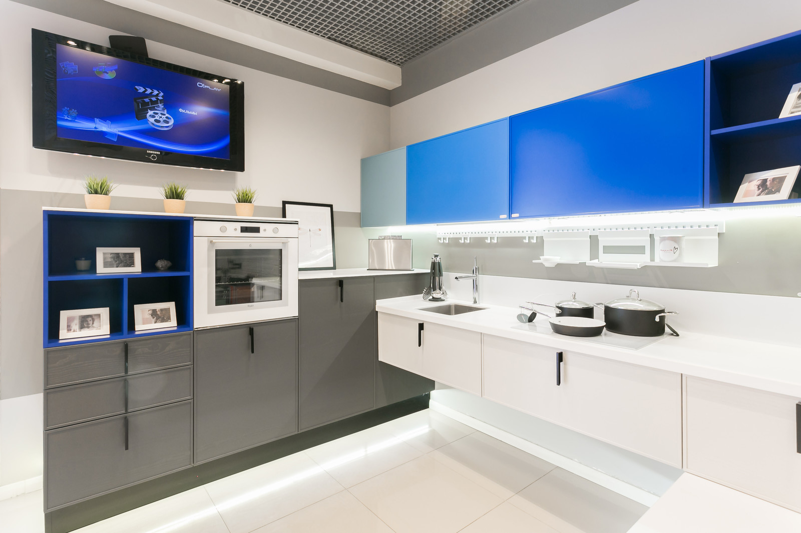 Бело-синяя кухня