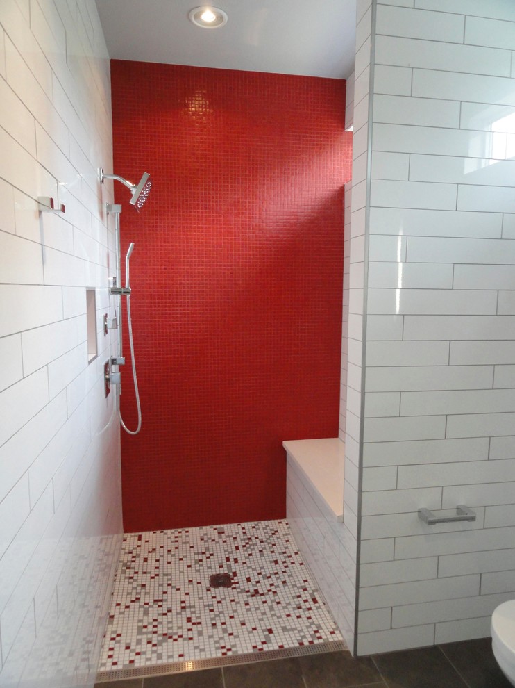 Idéer för att renovera ett stort funkis en-suite badrum, med ett integrerad handfat, släta luckor, röda skåp, bänkskiva i kvarts, en öppen dusch, en toalettstol med hel cisternkåpa, röd kakel, mosaik, vita väggar och klinkergolv i porslin