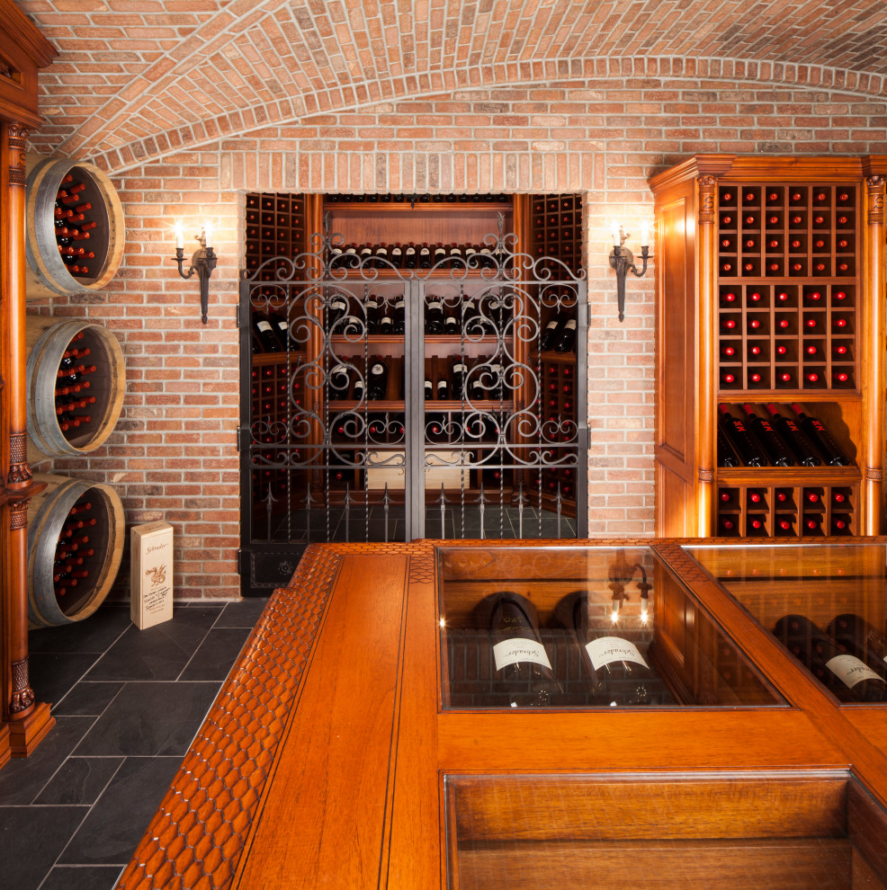 Exemple d'une très grande cave à vin victorienne avec un sol en carrelage de céramique, un présentoir et un sol gris.