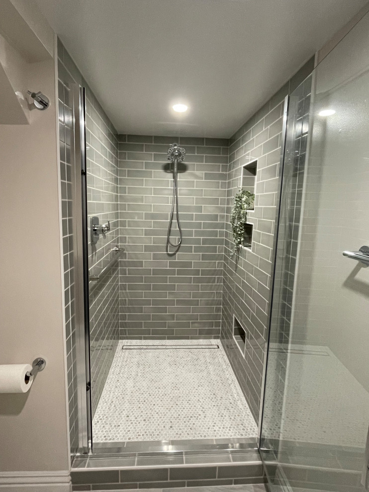 Ejemplo de cuarto de baño moderno de tamaño medio con baldosas y/o azulejos grises y baldosas y/o azulejos de cerámica