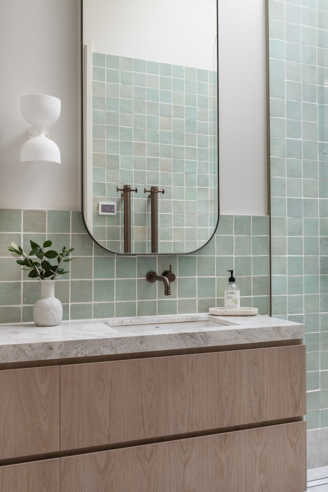 This is an example of a contemporary bathroom in Melbourne.