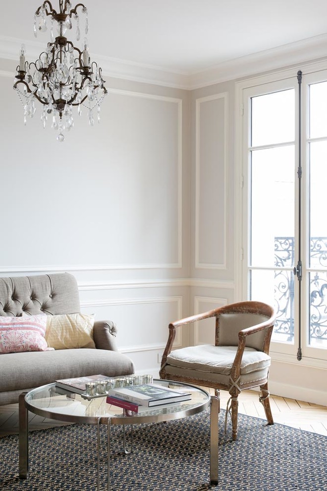 Photo of a transitional living room in Paris.