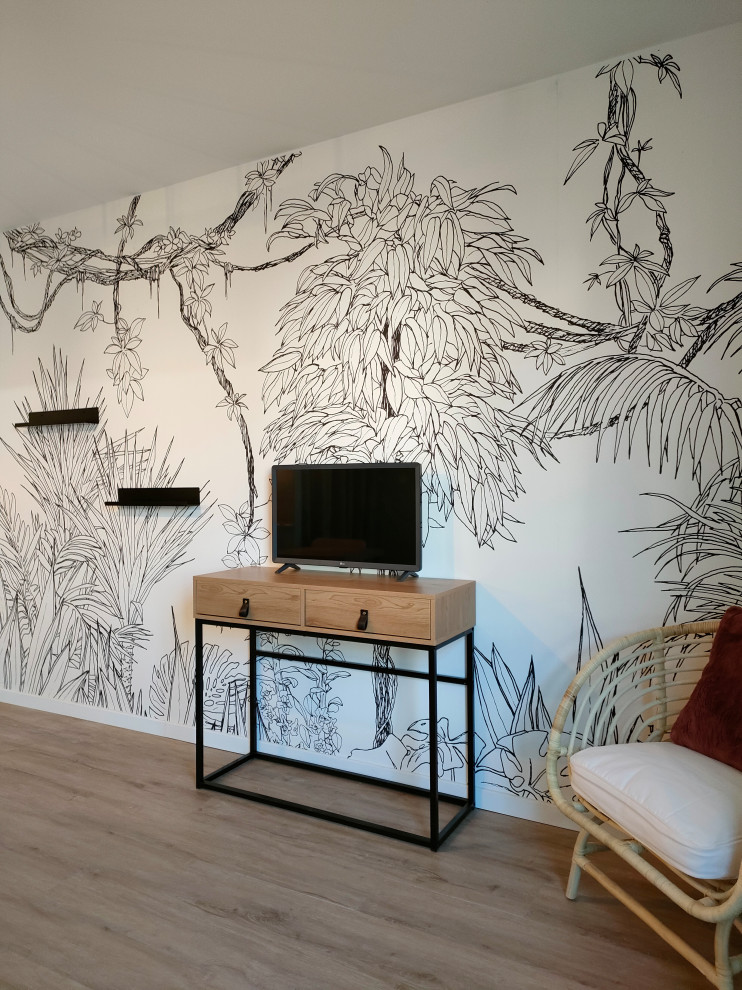 Diseño de salón abierto y blanco y madera contemporáneo pequeño con paredes blancas, suelo vinílico, televisor independiente, suelo marrón y papel pintado