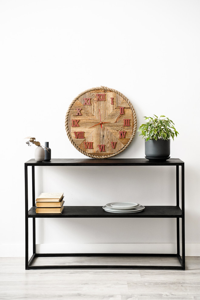 Часы из амбарной доски круглые