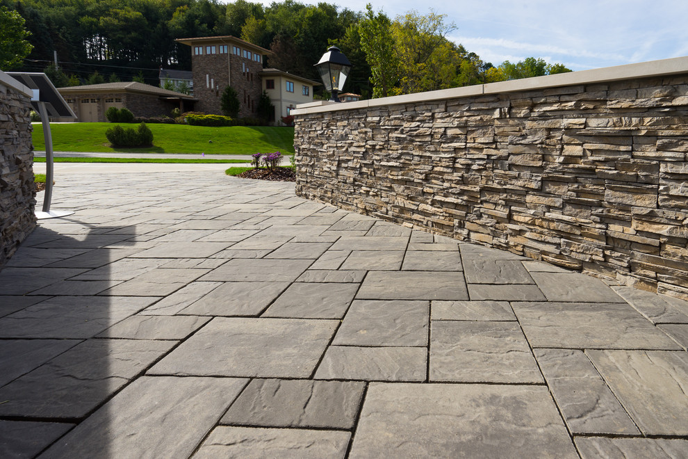 Photo of a large transitional partial sun front yard mulch garden path.
