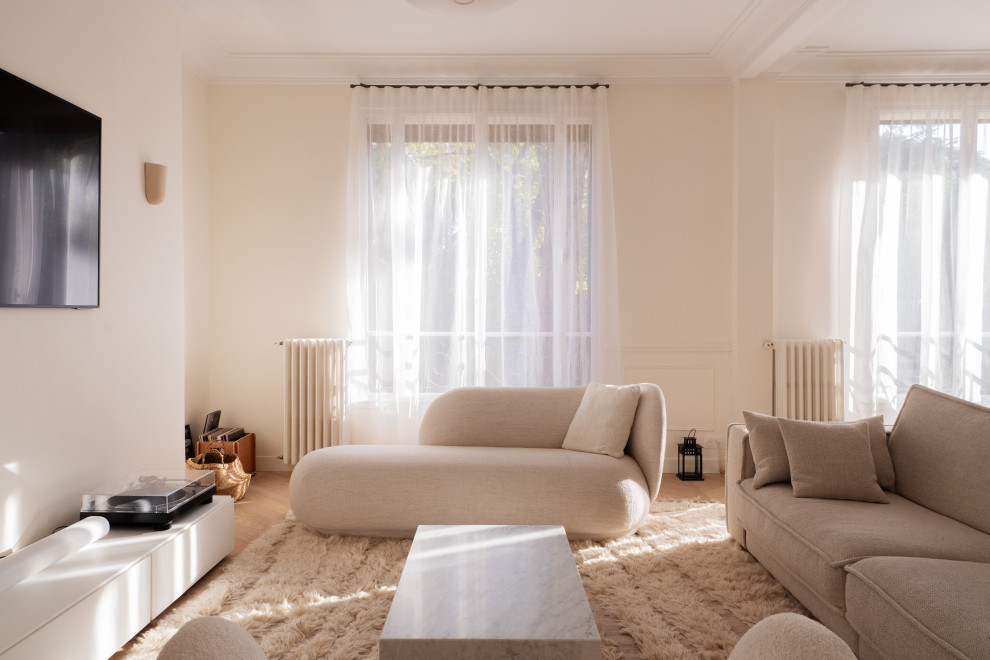 Esempio di un grande soggiorno chic aperto con pareti bianche, parquet chiaro, nessun camino, TV a parete e pavimento marrone