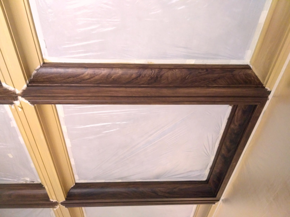 Разделка под орех гипсовых кессонов на потолке.