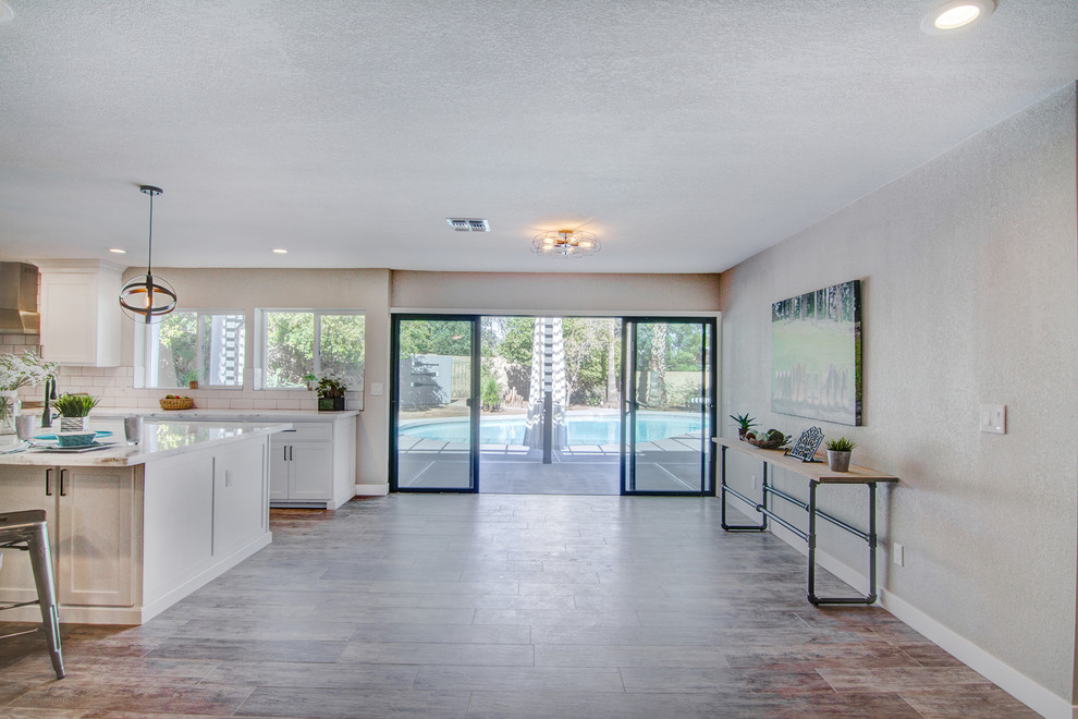 Transitional home design photo in Phoenix