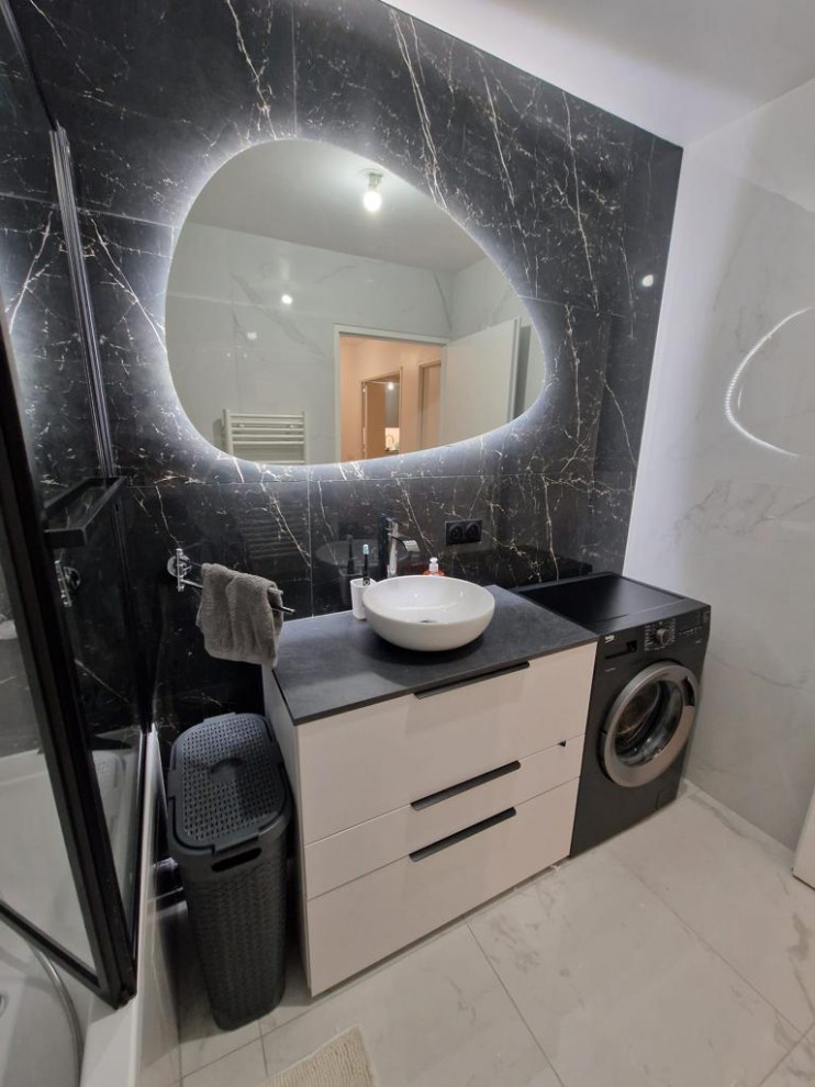Cette image montre une salle de bain design.