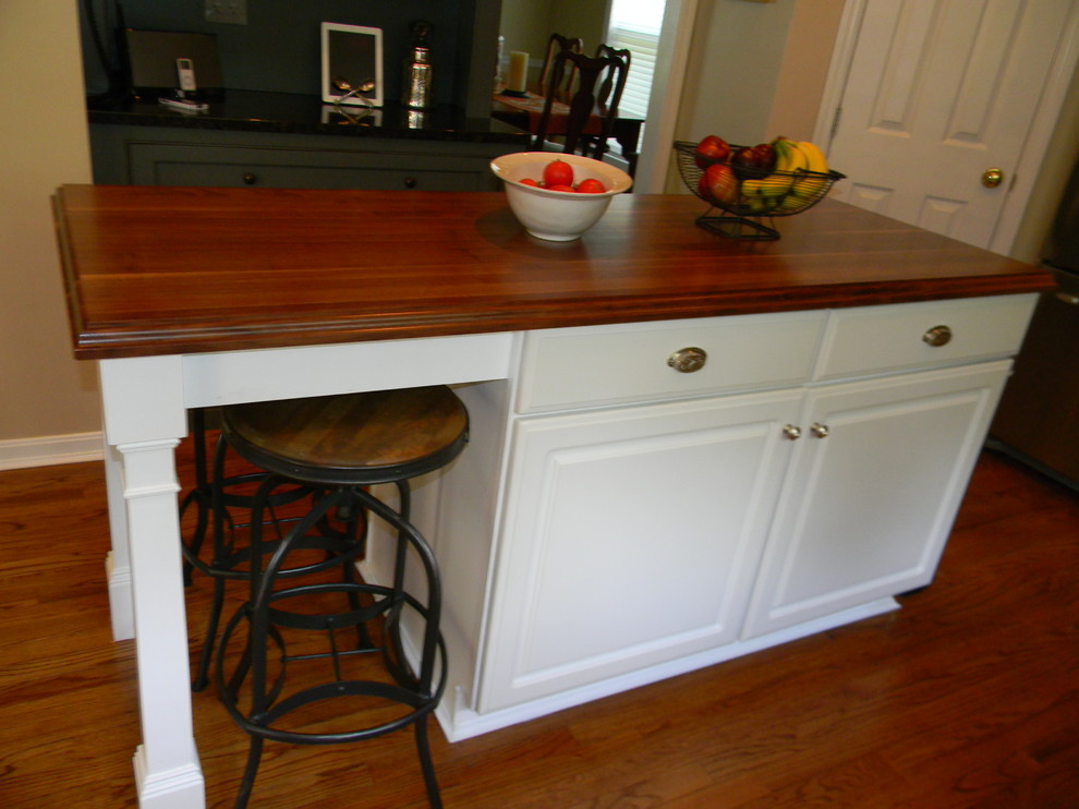 Transitional kitchen photo in Cincinnati