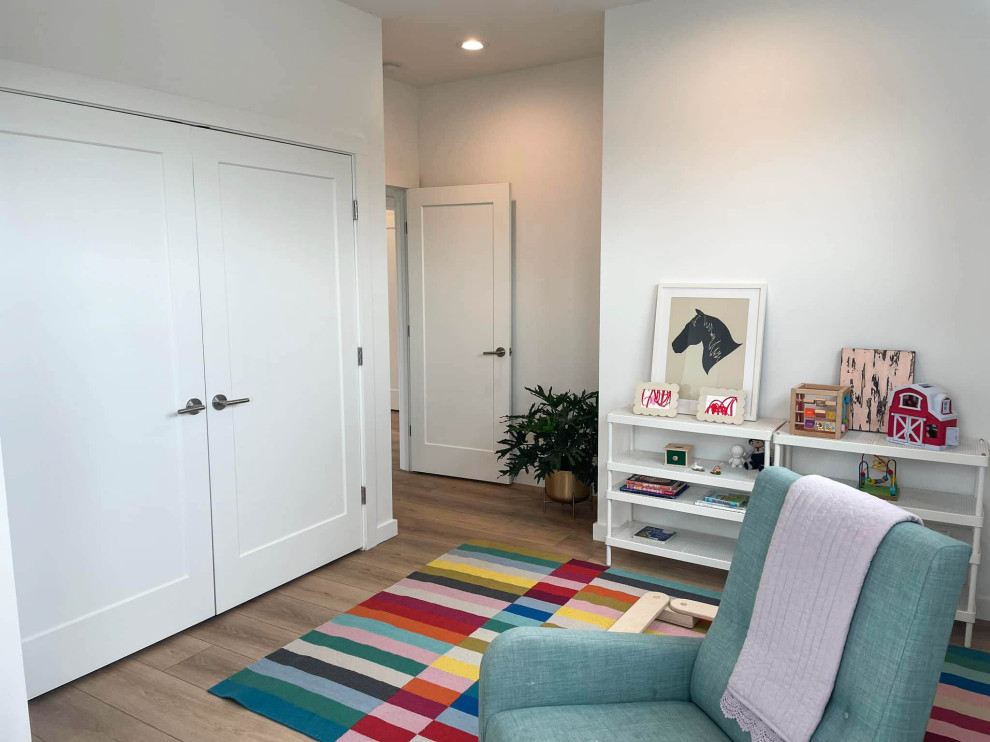 Esempio di una cameretta per neonati neutra minimalista di medie dimensioni con pareti bianche, pavimento in vinile e pavimento multicolore