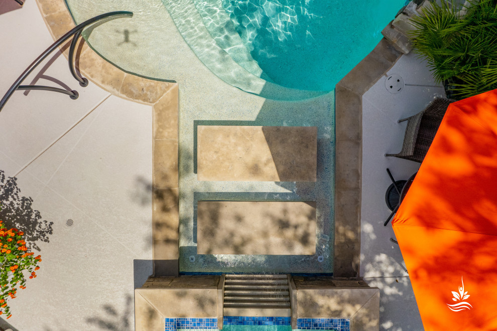 Modelo de piscina natural asiática extra grande a medida en patio trasero con privacidad y adoquines de piedra natural