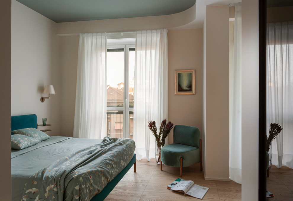 Imagen de dormitorio principal contemporáneo grande con paredes blancas, suelo de madera en tonos medios, suelo beige y bandeja