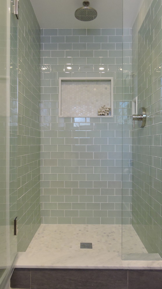 Idee per una piccola stanza da bagno con doccia costiera con lavabo sottopiano, top in marmo, doccia alcova, piastrelle bianche, piastrelle di vetro, pareti beige e pavimento in pietra calcarea