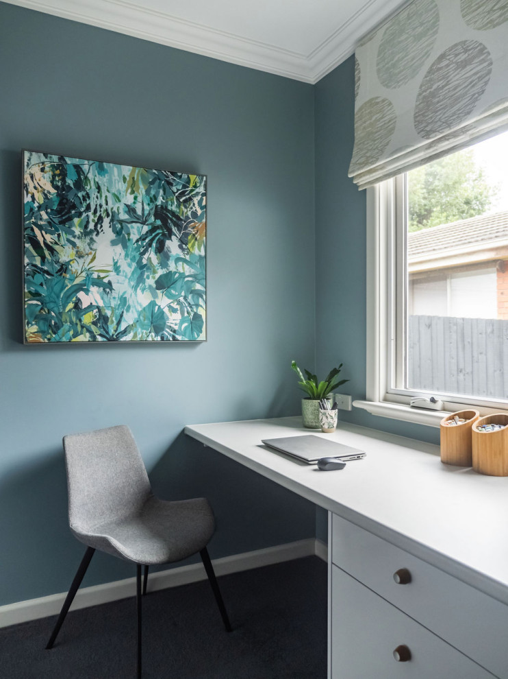 Foto di un ufficio minimal di medie dimensioni con pareti blu, moquette, scrivania incassata e pavimento blu