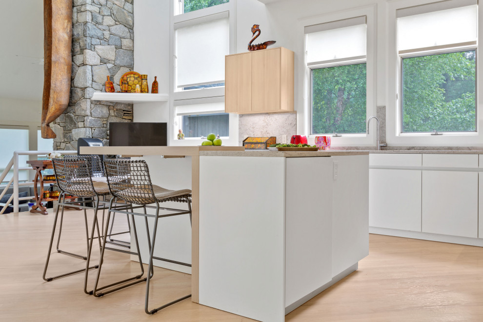 Ispirazione per una grande cucina minimalista con ante lisce, ante bianche e top in marmo