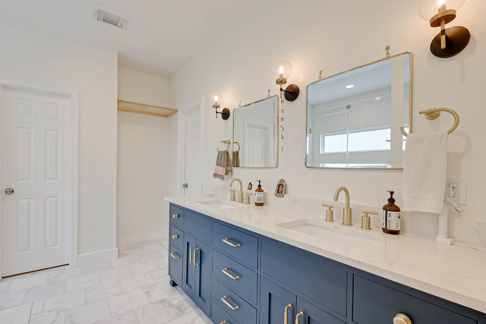 Idéer för att renovera ett mellanstort funkis vit vitt en-suite badrum, med skåp i shakerstil, blå skåp, en dubbeldusch, vit kakel, keramikplattor, bänkskiva i kvarts och dusch med gångjärnsdörr