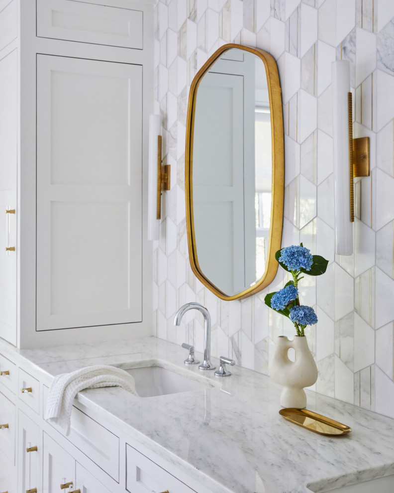 Ispirazione per una stanza da bagno minimalista di medie dimensioni con ante con riquadro incassato, ante bianche, mobile bagno incassato, lavabo sottopiano, top in marmo, top bianco e un lavabo