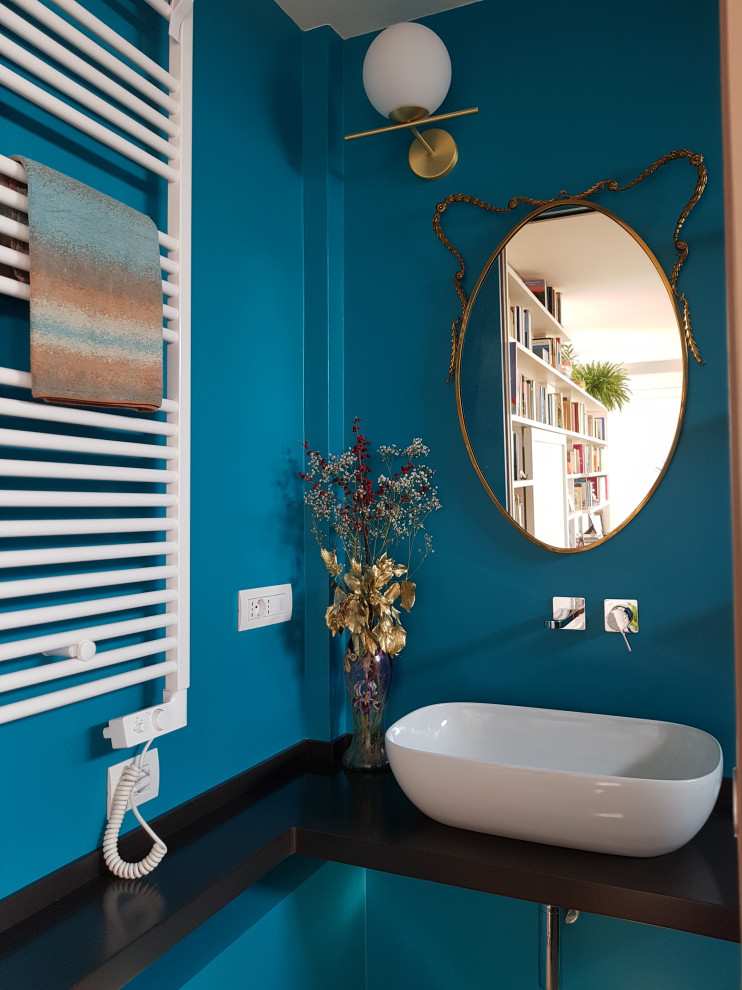 Kleine Moderne Gästetoilette mit offenen Schränken, Wandtoilette, blauer Wandfarbe, Marmorboden, Aufsatzwaschbecken, Mineralwerkstoff-Waschtisch, brauner Waschtischplatte und schwebendem Waschtisch in Mailand