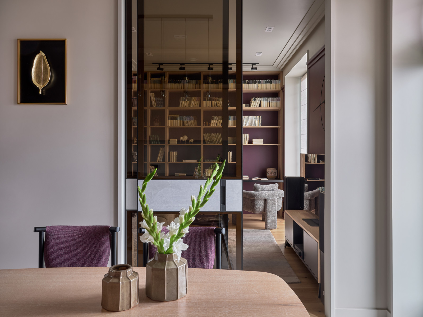 Современный интерьер с фиолетовыми акцентами