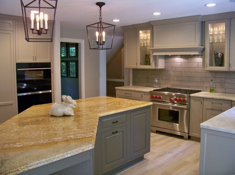 Transitional kitchen photo in Chicago