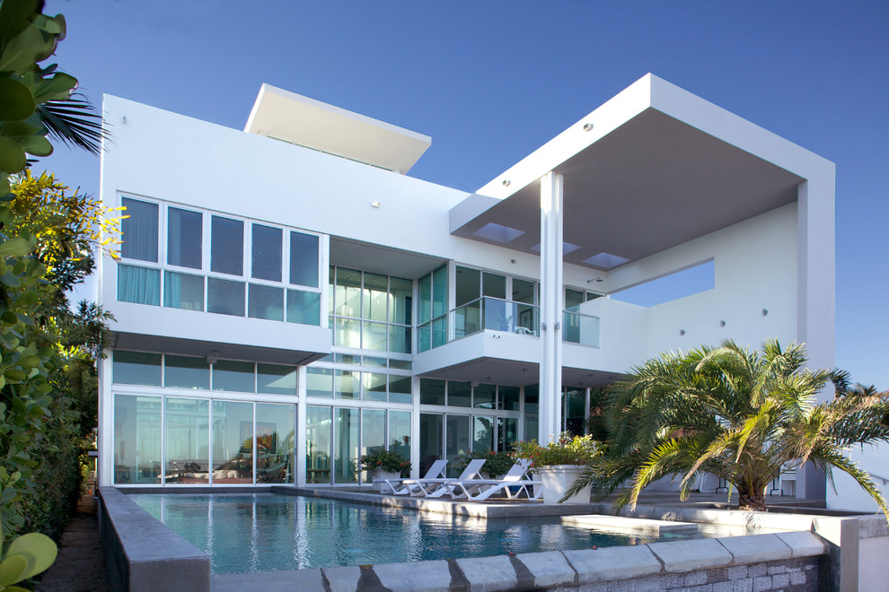 Photo of a modern two-storey white exterior in Miami.