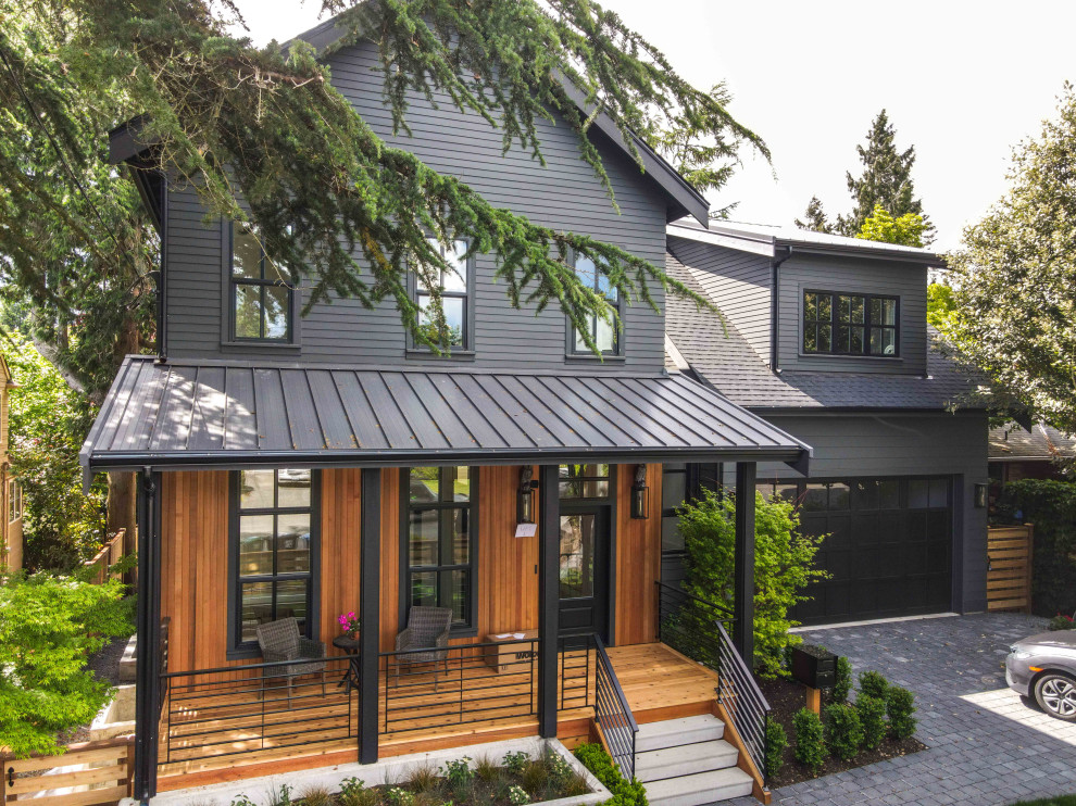 На фото: двухэтажный, разноцветный частный загородный дом среднего размера в стиле модернизм с комбинированной облицовкой, двускатной крышей, крышей из смешанных материалов, черной крышей и отделкой планкеном
