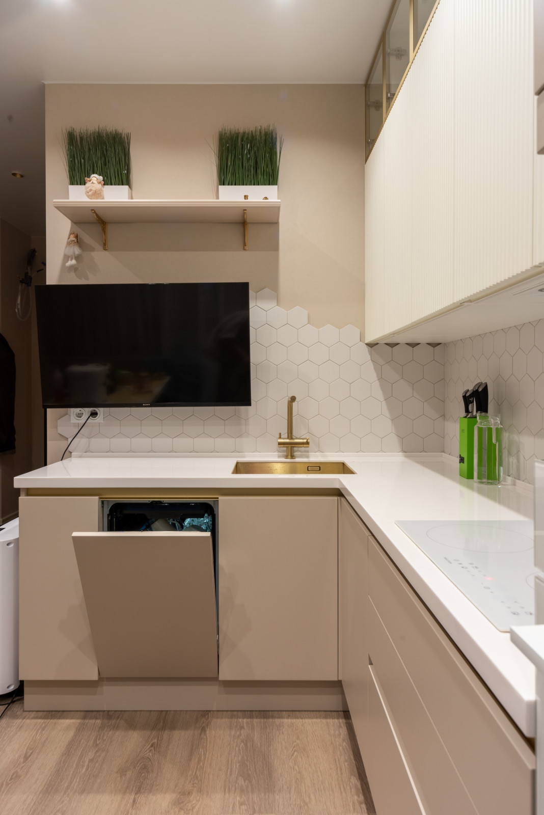 Красивая кухни и вместительная гардеробная