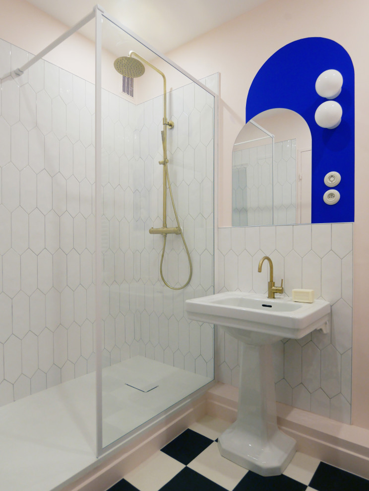 Small midcentury master bathroom in Paris with a curbless shower, white tile, ceramic tile, pink walls, linoleum floors, a pedestal sink, multi-coloured floor, an open shower and a single vanity.