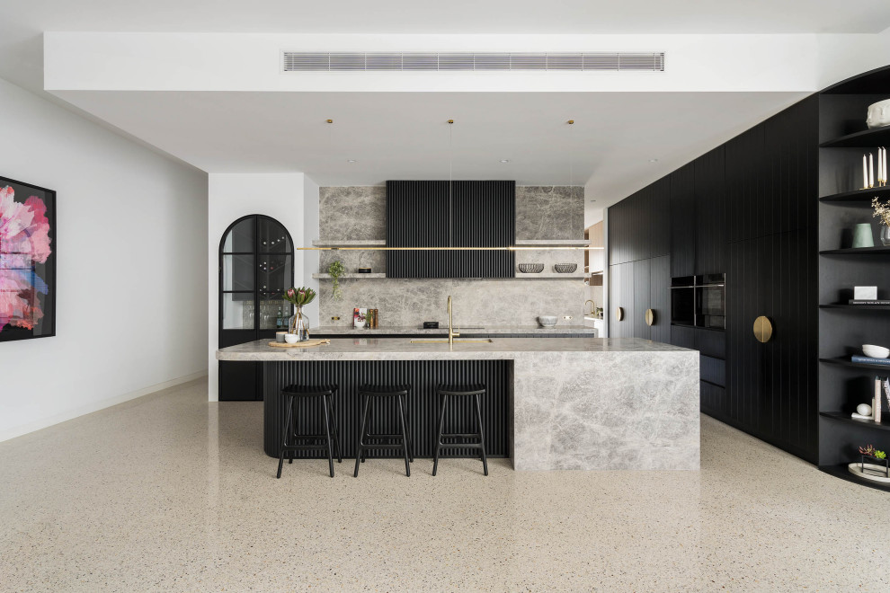 Immagine di una grande cucina minimal con lavello a doppia vasca, ante nere, top in marmo, paraspruzzi grigio, paraspruzzi in marmo, elettrodomestici neri, pavimento in cemento, pavimento grigio e top grigio