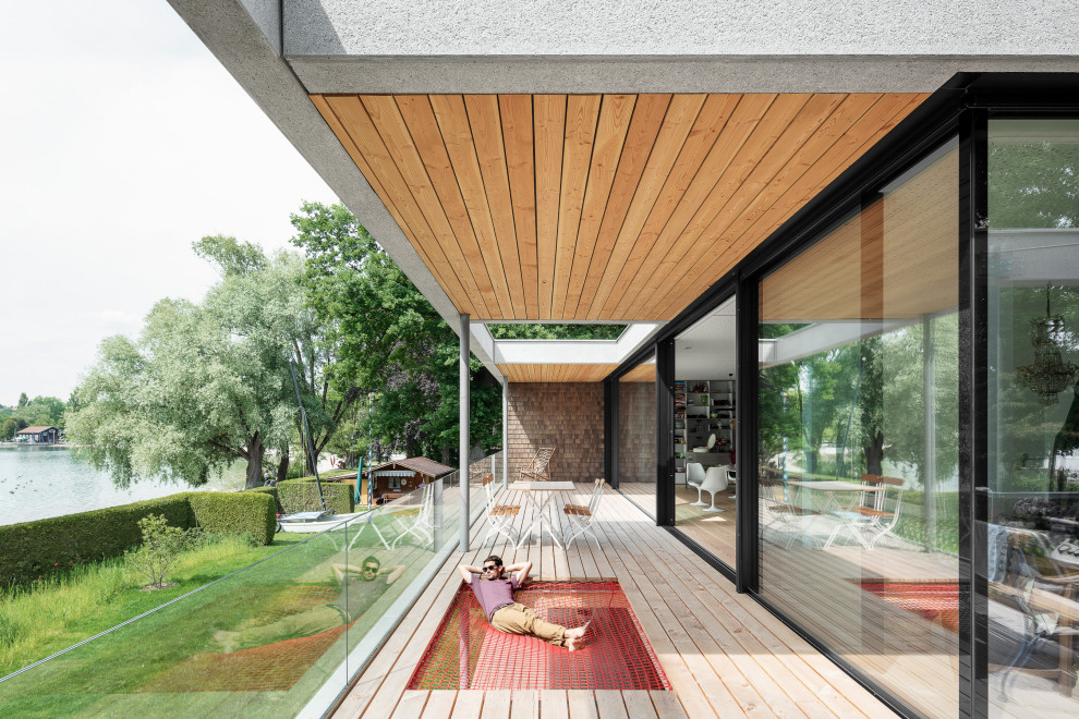 Moderne Terrassenüberdachung aus Holz in München